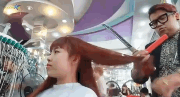Vietnamese Hairdresser Uses A Samurai Sword To Chop Trendy Hairdos Vietnamese Hairdresser Uses A Samurai Sword To Chop Trendy Hairdos