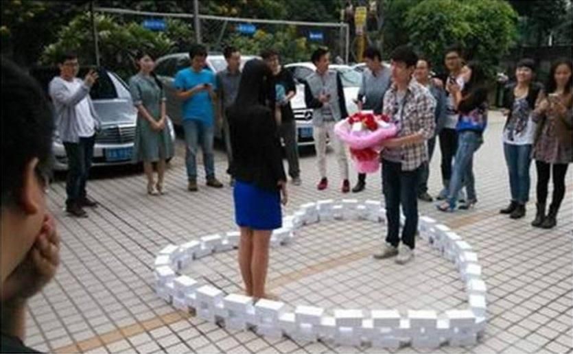Man Buys 99 iPhones to Propose to His Girlfriend