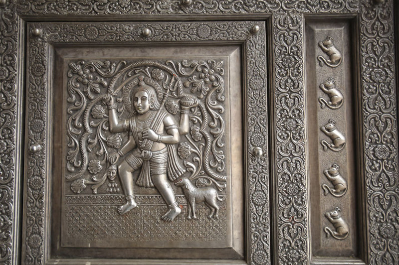 I could find rat images are among the gods on the carvings of the door