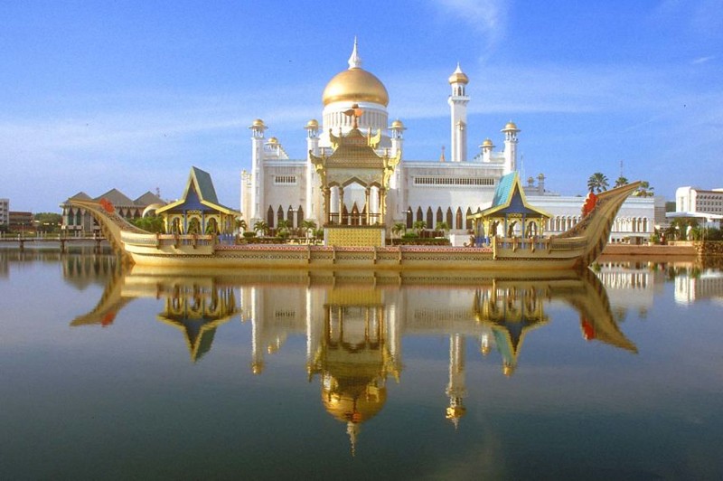 8. Sultan Omar Ali Saifuddin Mosque (Brunei)