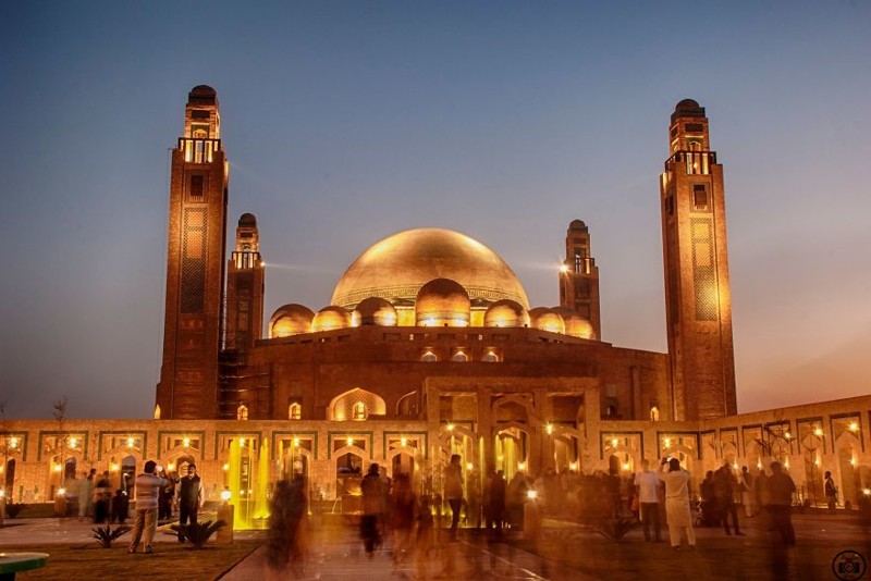7. Grand Jamia Mosque (Pakistan)