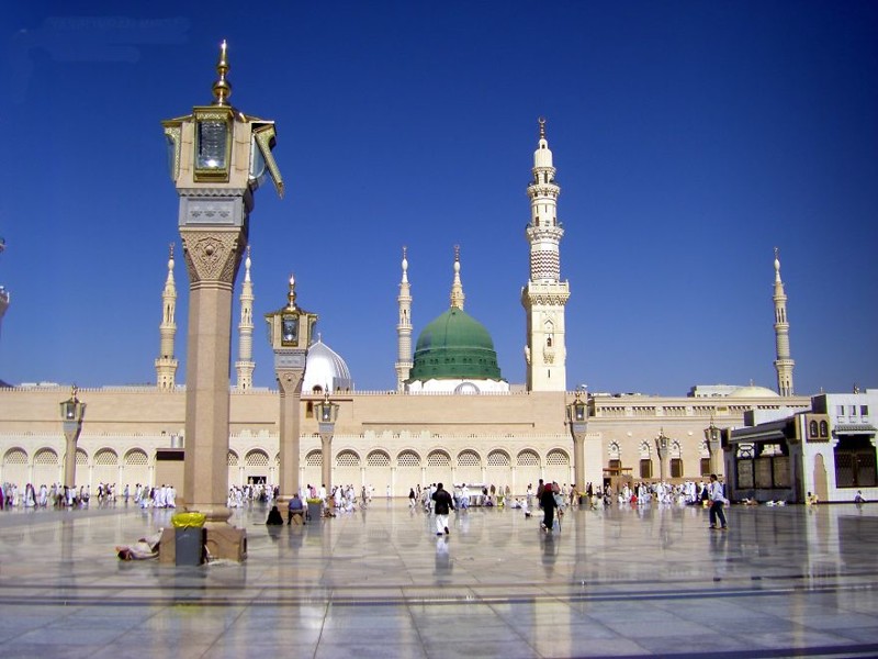 2. Masjid-e-Nabawi (Saudi Arabian)