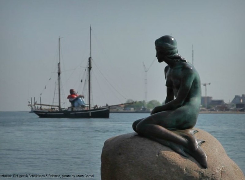 Inflatable Refugee and the Little Mermaid, Copenhagen