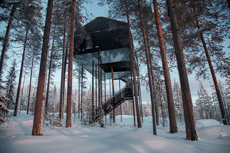 The design of the structure is based on the traditional Nordic cabin and comfortably sits on twelve columns in an isolated evergreen pine forest 33 feet (10 meters) above the ground. 