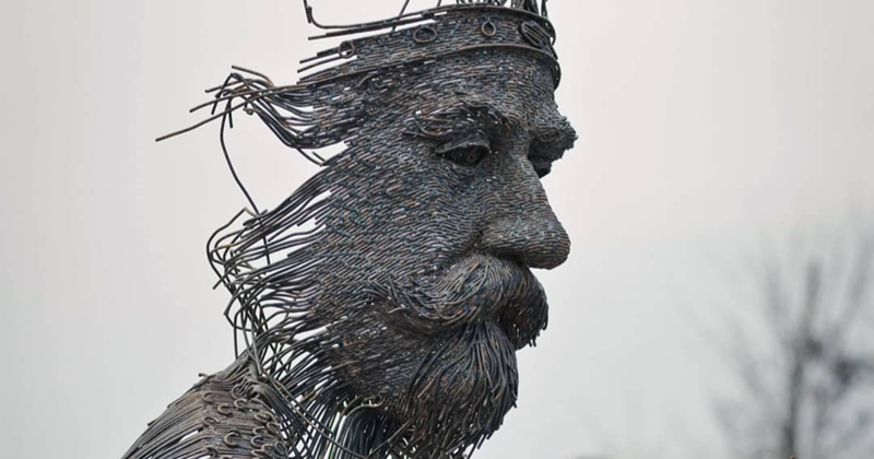 This Sculptor Bends Metal Wire Into Incredible Sculptures Of Historical Figures