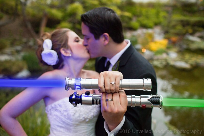 Later, the same photohrapher was asked to capture another Star Wars-themed wedding