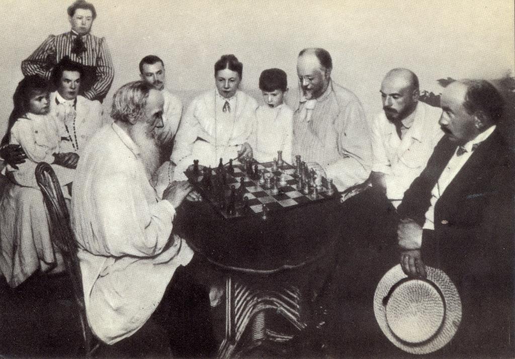 Лев Толстой играет в шахматы с Сухотиным. Фото