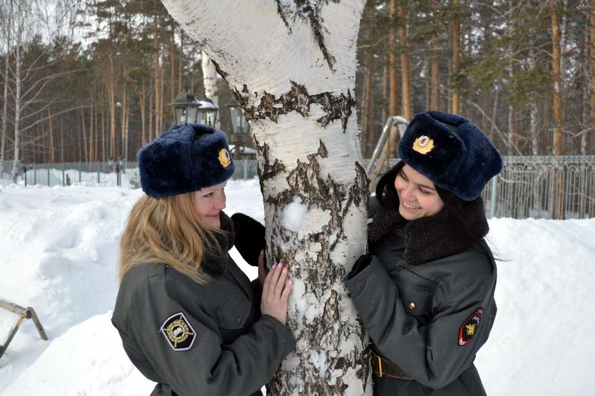 Фото девушки полицейской в зимней форме