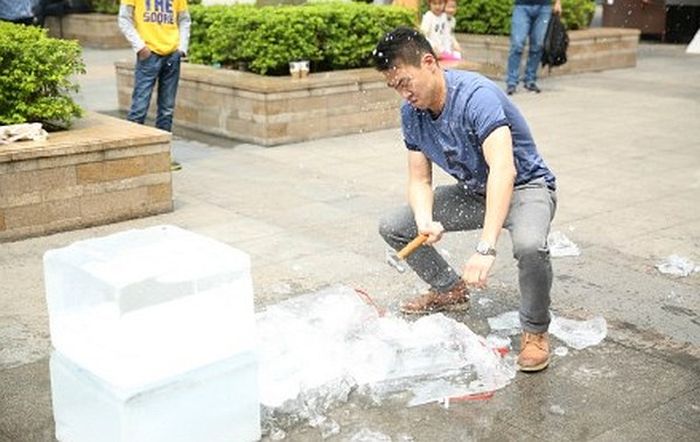 Китаец добыл телефон из глыбы льда