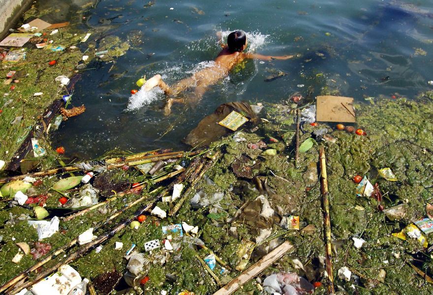 17. Ребёнок плавает в грязном водоеме, Пингба, Китай загрязнение, мир, фото