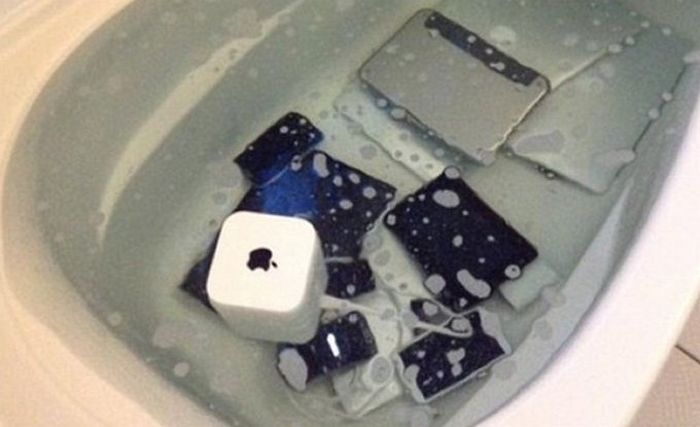 За измену девушка утопила все устройства Apple своего парня 
