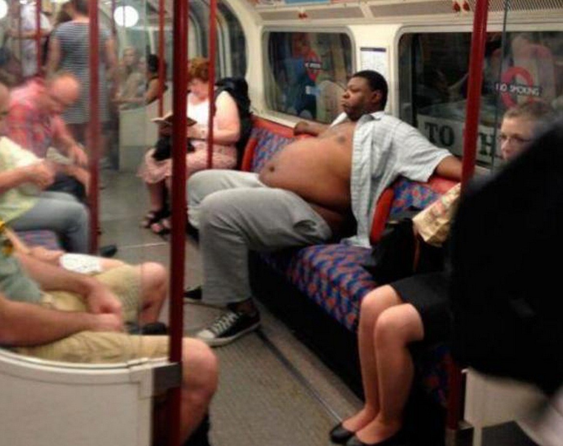 Жирные люди в автобусе