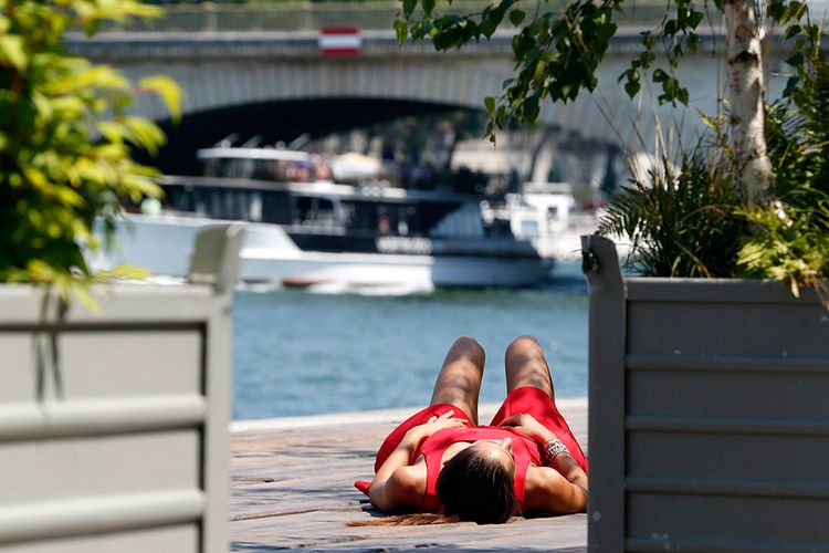 Как парижанки спасаются от жары