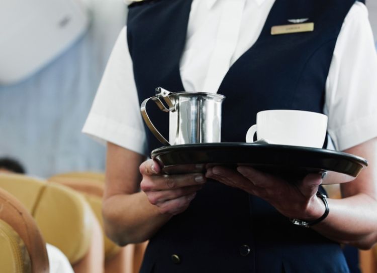 Почему не стоит заказывать кофе в самолете и еще 7 неожиданных авиасекретов