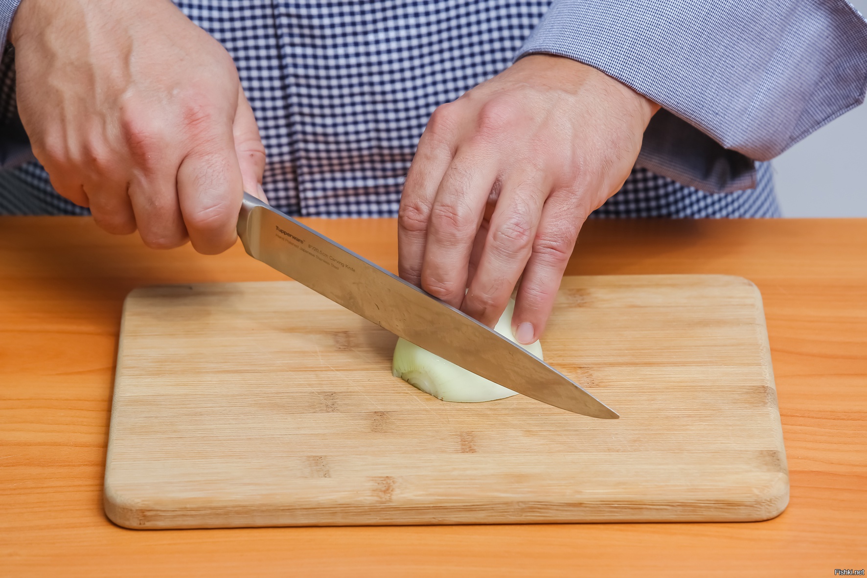 Колющий нож. Нож для нарезки овощей. Нож нарезает овощи. Доски для нарезки продуктов.