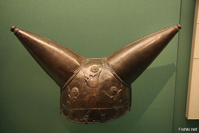 Найдено не так много шлемов викингов, чтобы судить вообще о всех викингах и всех шлемах Эпохи викингов.

Вот тебе британский шлем незадолго до эпохи викингов, чем тебе не рога? ;-)