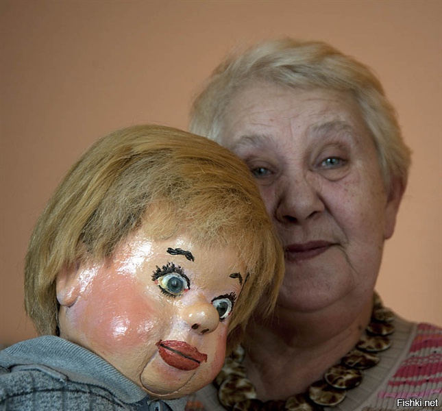 А вот два отечественных чуда: 
Рафаэлла Потапова с куклой (Лёша Картошкин), выступали в 1959-99 годах. 
Григорий Донской с куклами, начало 20 века.