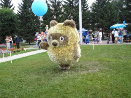 У  нас в Абакане тоже есть скульптура медвежонка  к сожалению ее  фото не нашла но есть фигура сделанная из травы и выстриженные из кустарника