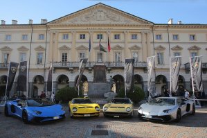 Еще фотки с этого события. Кстати, музейными Lamborghini Miura в рамках памятного заезда управляли их создатели Марчелло Гандини, который нарисовал Miura, а также инженеры Джанпаоло Даллар и Паоло Станцани. Взял здесь