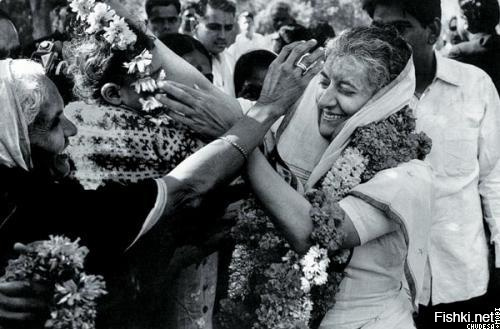 Индира Ганди, премьер-министр Индии: убита 31 октября 1984 Сатвантом Сингхом и Беантом Сингхом

Индира Ганди стала первой женщиной премьер-министром Индии и центральной фигурой партии Индийский национальный конгресс. Ганди, которая была премьер-министром с 1966 по 1977 год, а затем с 1980 до своего убийства в 1984 году, является вторым по продолжительности пребывания на этом посту премьер-министром Индии и единственной женщиной, занимавшей этот пост.

Она была убита двумя своими телохранителями-сикхами, Сатвантом Сингхом и Беантом Сингхом, в качестве мести за операцию «Blue Star», в ходе которой в июне 1984 года индийская армия атаковала Амритсаре и нанесла сильные повреждения сикхскому Золотому храму. В течение последующих четырёх дней карательной операции были убиты тысячи сикхов.