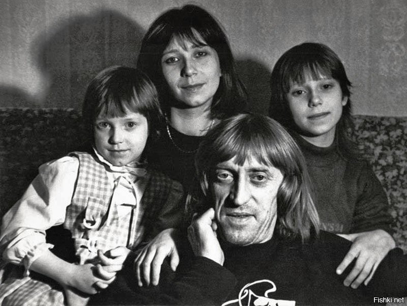 Виктор Авилов в кругу семьи - с женой Галиной и дочерьми Олей и Аней