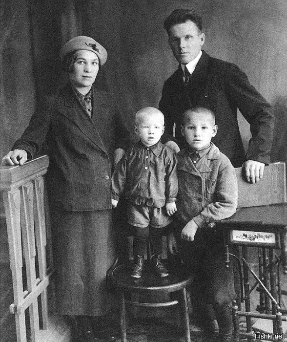 Борис Ельцин с родителями и братом (1939 г.)