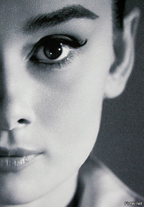 Красота женщины должна быть видна в ее глазах, это дверь в ее сердце. Одри Хепбёрн. Фото 1956г.