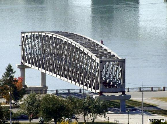 Памятник мосту в Новосибирске