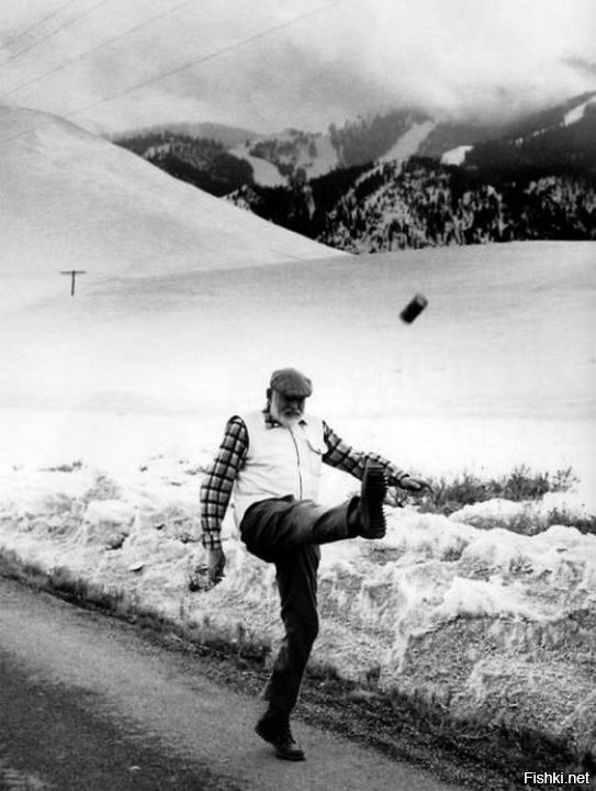 Эрнеста Хемингуэя соседи называли  Кошачьим папой!  Эрнест Хемингуэй играет в футбол пивом. 1959 г. США