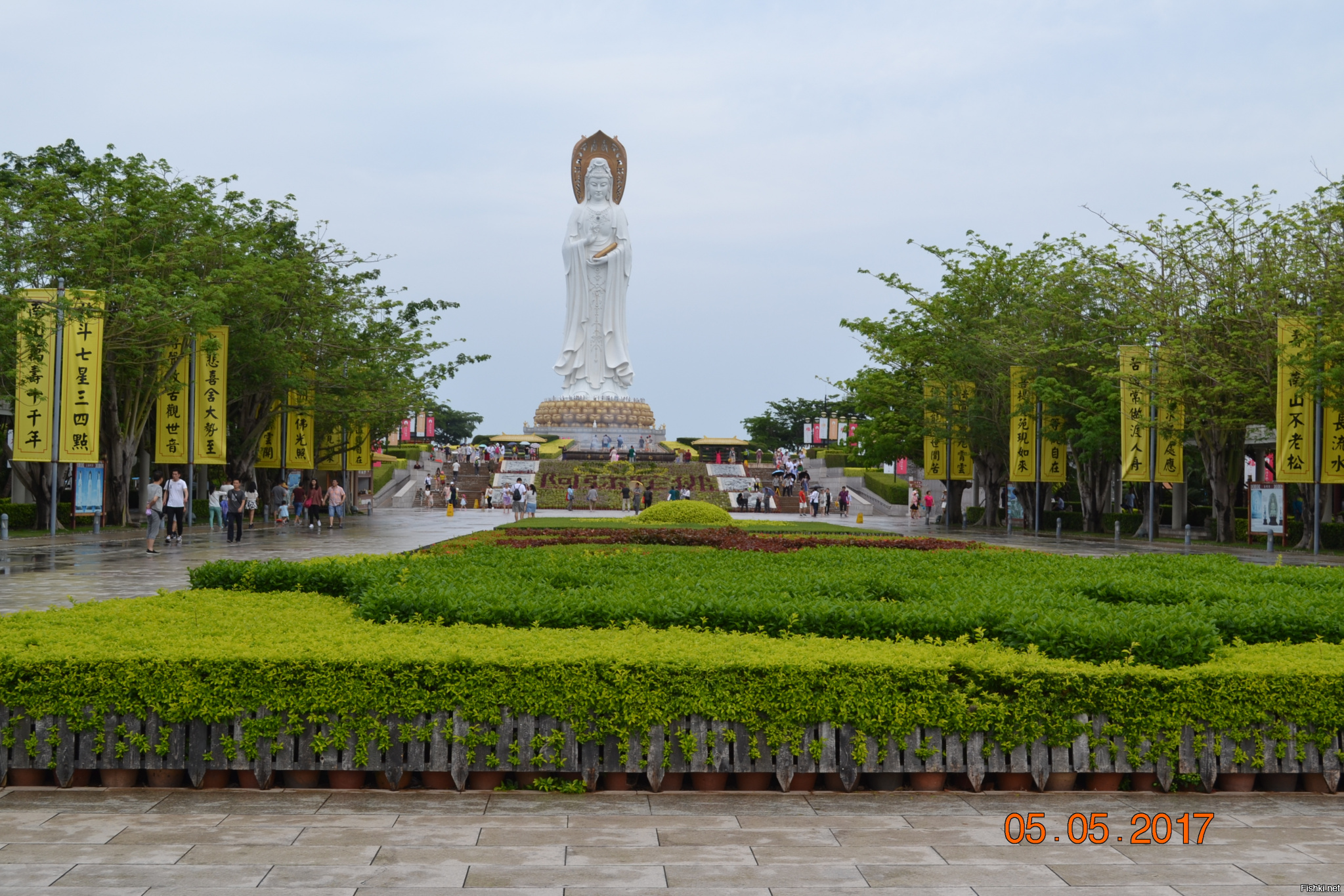 Южный Китай, остров Хайнань. Статуя богини Гуаньинь в центре буддизма Няньшань. Высота составляет 108 метров.