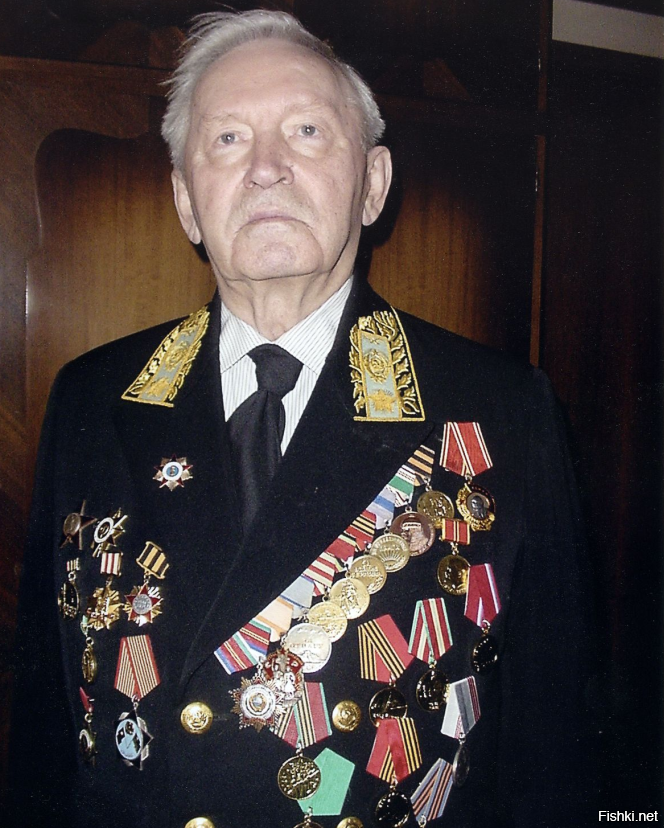 Вот фото Егорычева Н.Г. Первое фото - начало войны. Он ополченец Московской Коммунистической дивизии.
На втором он в 2004. Убеленный сединами , заслуженный ветеран.