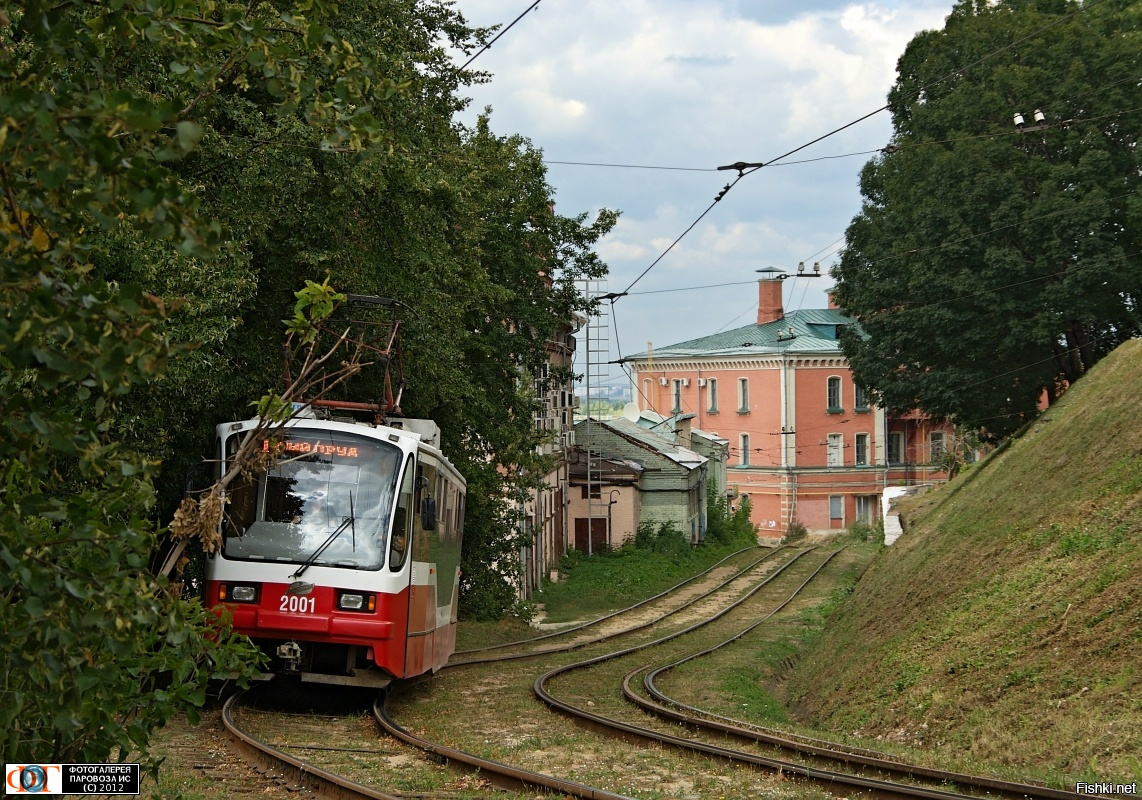 авария с трамваем похвалинский съезд. трамвай скатился с похвалинского съезда. съезд трамвая с похвалинского съезда. трамвай 2004 нижний новгород. нижний новгород трамвай на похвалинском съезде.
