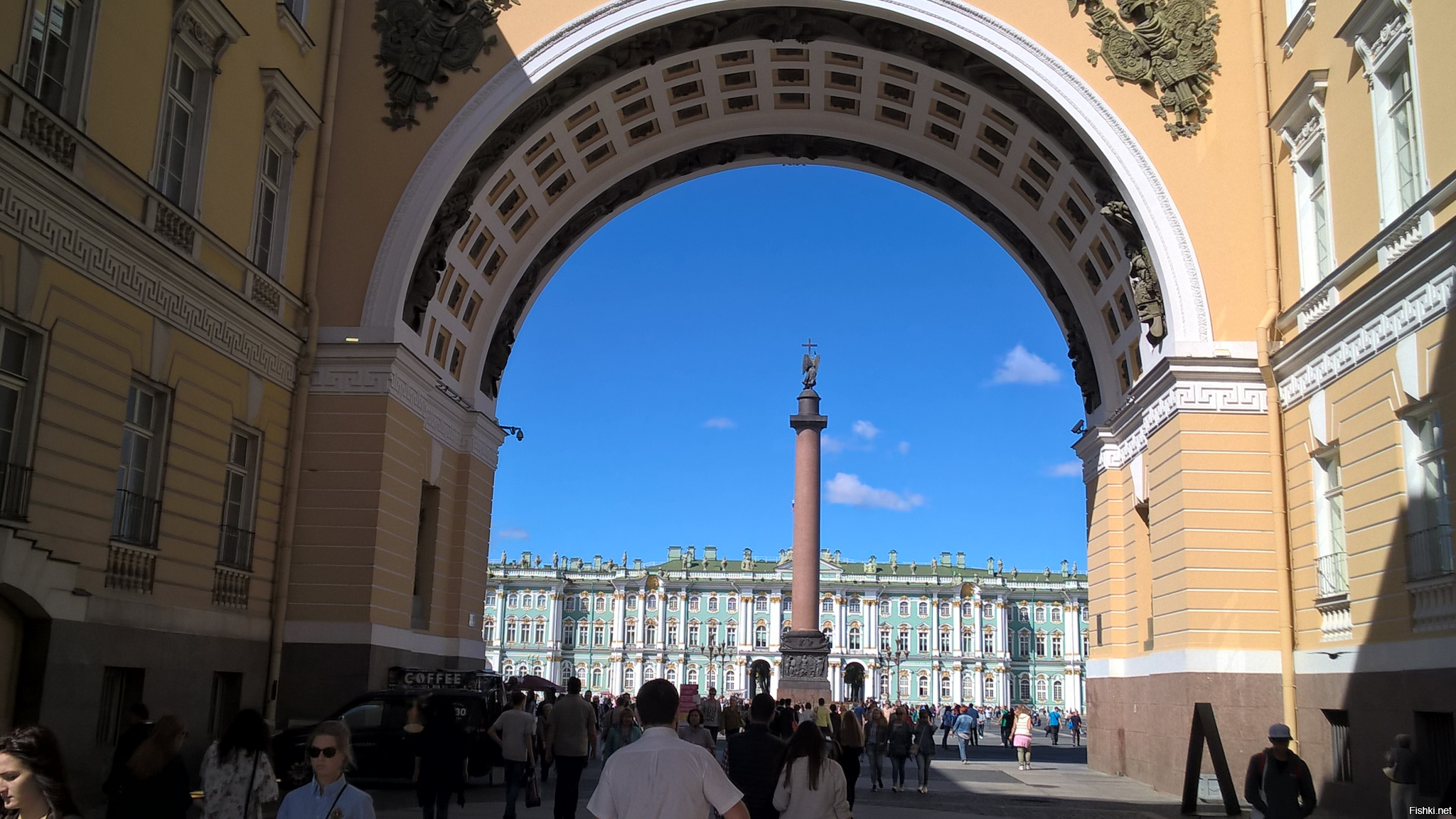 Ряд декоративных ложных арок на фасаде здания. Соберите сокровище genshin impact. Задание пройти через арку. Вид на город через арку. Вид на город через арку.