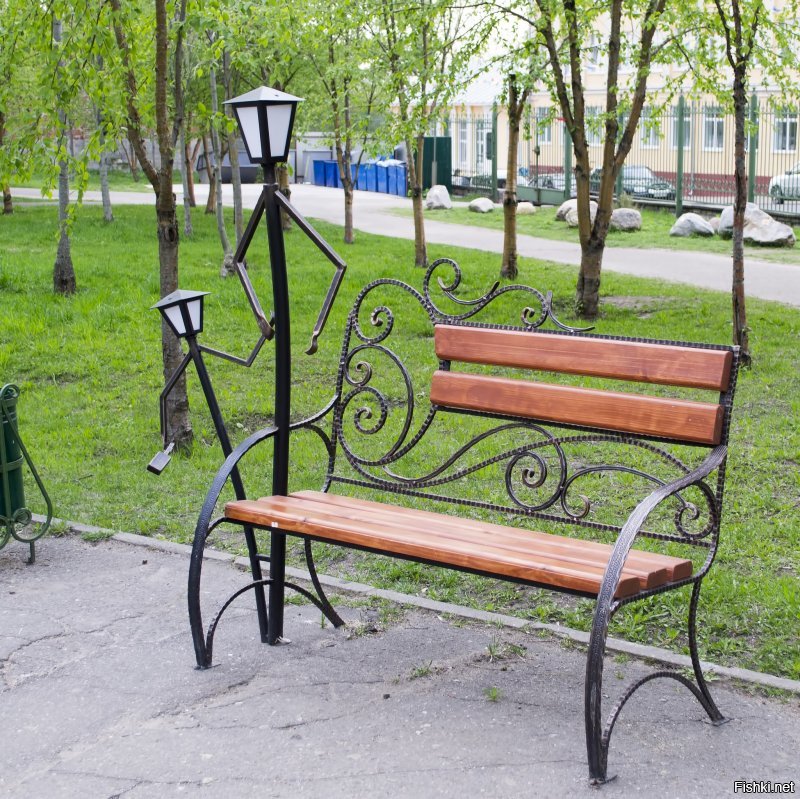 Это Лопатинский сад в Смоленске. Там много разных лавочек в этом стиле.