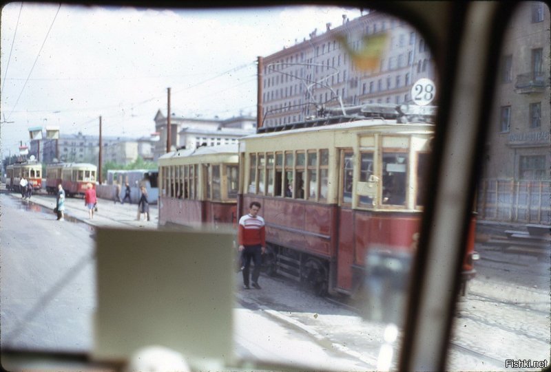 Помню я эти трамваи, остановка ул. Панфилова. Деревянные лавки в них были как в старых электричках, и пассажиры сидели лицом друг к другу.