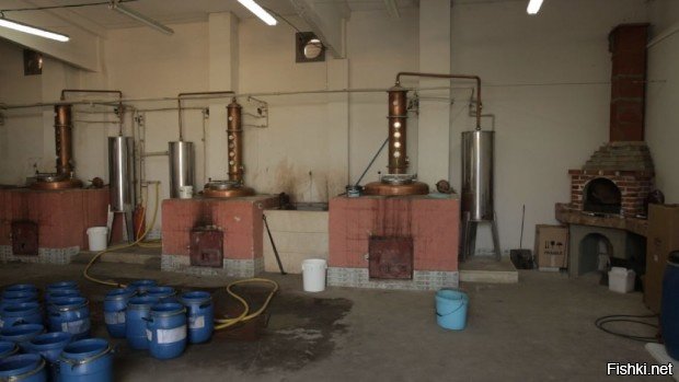 Только в Росии видел такие химические лаборатории, у нас в Болгарии подваль как нефтенянье рафинерии