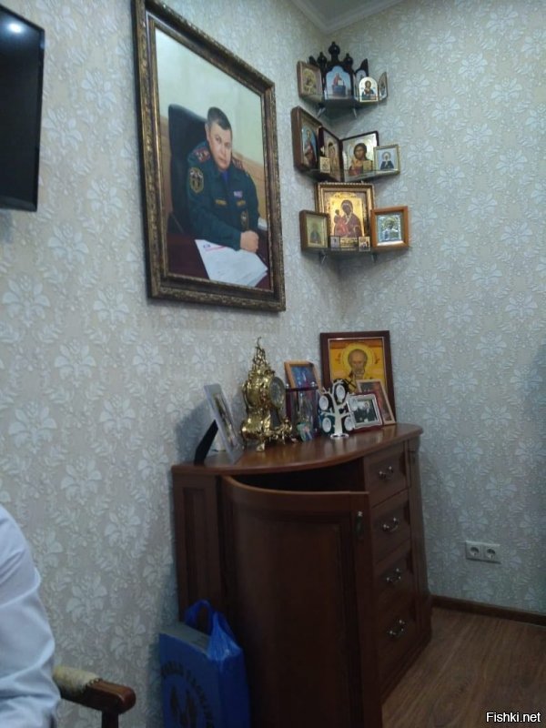 В доме главы МЧС Кемеровской области (во время обыска).