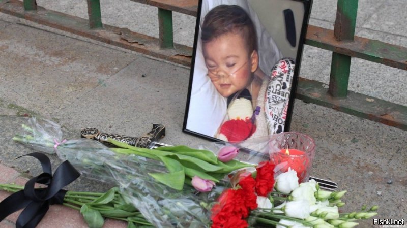 Мальчик умер позавчера.
Фотка от посольства Великобритании. Питер. Люди несут цветы и игрушки.