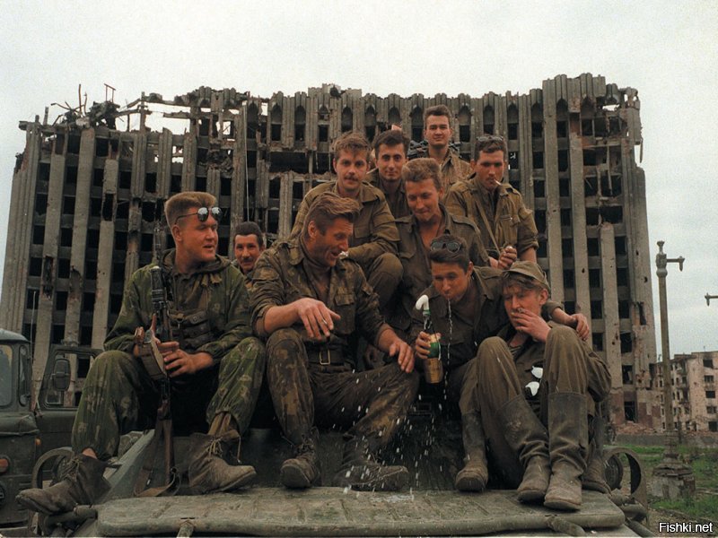 31 декабря 1994 года начался штурм Грозного. Мясорубка, в которой погибло примерно 1500 наших ребят, фактически продлится до весны 1995.