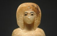 По официальным данным египтологии, Неффертити не рожала Эхнатону сыновей.
У Эхнатона было 2 сына от наложниц - старший Сменхкара, правил 3 года (1347 1345 до н. э.) после Эхнатона (и здесь его совсем не упомянули!) и метерью Сменхкары была Кийа - младшая царица. Тутанхамон, правивший после Семенхкары, не был сыном Нефертити - это то же известно, и женщина из KV35 не является Нефертити. 
Разговоры о том, что найдены мумии Эхнатона и Нефертити - это всего лишь инсинуации и спекуляции для шума в прессе, их мумии были уничтожены первым же делом после смерти Сменхкары, от них сохранились их гробницы, в которых есть следы официального и тотального погрома, отличающиеся от следов расхитителей гробниц. 
Эхнатон и Нефертити:

Тутанхамон и Анахсенамун:

Младшая царица Кийа:

Эйе:

Реконструкция Тутанхамона:


В то время все фараоны были уродами и вырожденцами. Причиной тому - особая система наследования царской власти. 
В Египте фараоны были живыми богами потому что были прямыми потомками Ра, Осириса, Исиды и Тота. Поэтому, во-первых, для соблюдения чистоты крови, власть передавалась по женской линии. Наследжником фараона являлся не сын, а муж дочери (зять) - вот такой вот выверт. Во-вторых, править могли только мужчины, поэтому, сыновья фараонов женились на сестрах, что бы не отдавать власть в чужие руки. Отсюда - накопление генетических ошибок и быстрое вырождение. У Эхнатона насчитали больше десятка наследственных заболеваний.