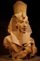 По официальным данным египтологии, Неффертити не рожала Эхнатону сыновей.
У Эхнатона было 2 сына от наложниц - старший Сменхкара, правил 3 года (1347 1345 до н. э.) после Эхнатона (и здесь его совсем не упомянули!) и метерью Сменхкары была Кийа - младшая царица. Тутанхамон, правивший после Семенхкары, не был сыном Нефертити - это то же известно, и женщина из KV35 не является Нефертити. 
Разговоры о том, что найдены мумии Эхнатона и Нефертити - это всего лишь инсинуации и спекуляции для шума в прессе, их мумии были уничтожены первым же делом после смерти Сменхкары, от них сохранились их гробницы, в которых есть следы официального и тотального погрома, отличающиеся от следов расхитителей гробниц. 
Эхнатон и Нефертити:

Тутанхамон и Анахсенамун:

Младшая царица Кийа:

Эйе:

Реконструкция Тутанхамона:


В то время все фараоны были уродами и вырожденцами. Причиной тому - особая система наследования царской власти. 
В Египте фараоны были живыми богами потому что были прямыми потомками Ра, Осириса, Исиды и Тота. Поэтому, во-первых, для соблюдения чистоты крови, власть передавалась по женской линии. Наследжником фараона являлся не сын, а муж дочери (зять) - вот такой вот выверт. Во-вторых, править могли только мужчины, поэтому, сыновья фараонов женились на сестрах, что бы не отдавать власть в чужие руки. Отсюда - накопление генетических ошибок и быстрое вырождение. У Эхнатона насчитали больше десятка наследственных заболеваний.