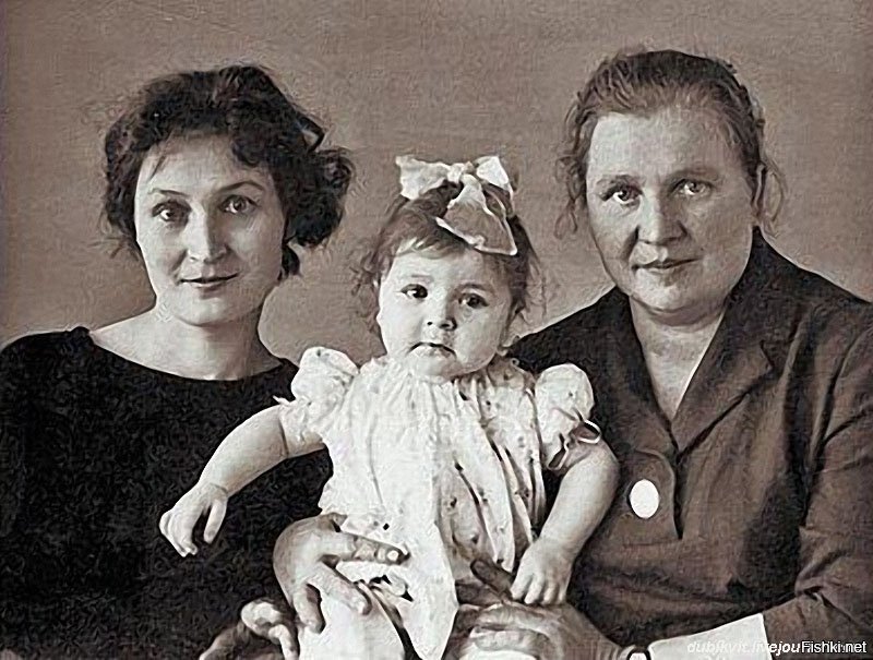 Жанна Агузарова с мамой Людмилой и бабушкой Олимпиадой Петровной (1960-е гг.)