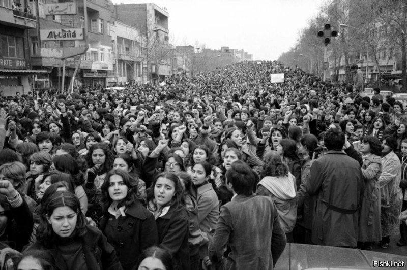 8 марта 1979 г. на демонстрацию в Тегеране вышло около 100 тыс. женщин. наверно они просили ввести обязательное ношение хиджаба? ан нет, наоборот. автор, не надо заливать про народные "корни" (а почему кстати шиизм, а не зороастризм?) - это всего лишь гражданская и духовная власть в одном лице (по Далю), то бишь ТЕОКРАТИЯ!