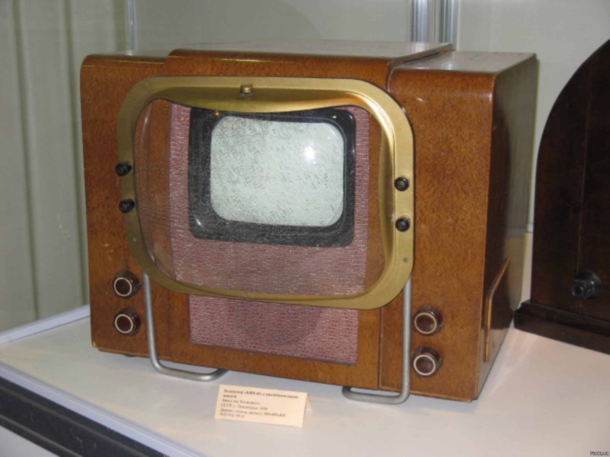 Первый телевизор купить. Первый Советский телевизор КВН-49. Телевизор КВН-49 С линзой. Советский телевизор КВН 49. Телевизионный приемник КВН-49.