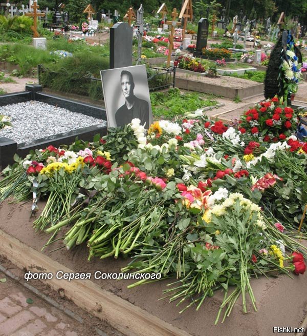Гурьянова похоронили. Могила Густава Гурьянова. Могила Георгия Гурьянова.