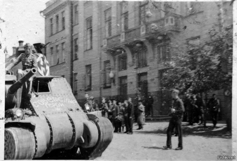 Трофейный советский танк М3 «Генерал Ли» с именем собственным «Советские Герои» проезжает по улице оккупированного Орла. Машина была потеряна в июле 1942.