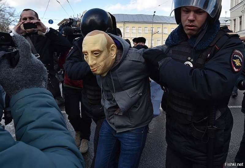 Поймали, сняли маску, а там действительно Путин :)