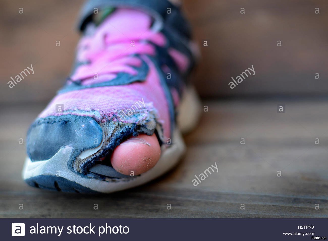 Ботинки с дырками на пальцах
