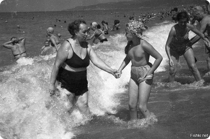 В тоже время в СССР. Для девочек вообще не выпускалось купальников 
 "с верхом",загорать голышом детям считалось полезным для здоровья.
