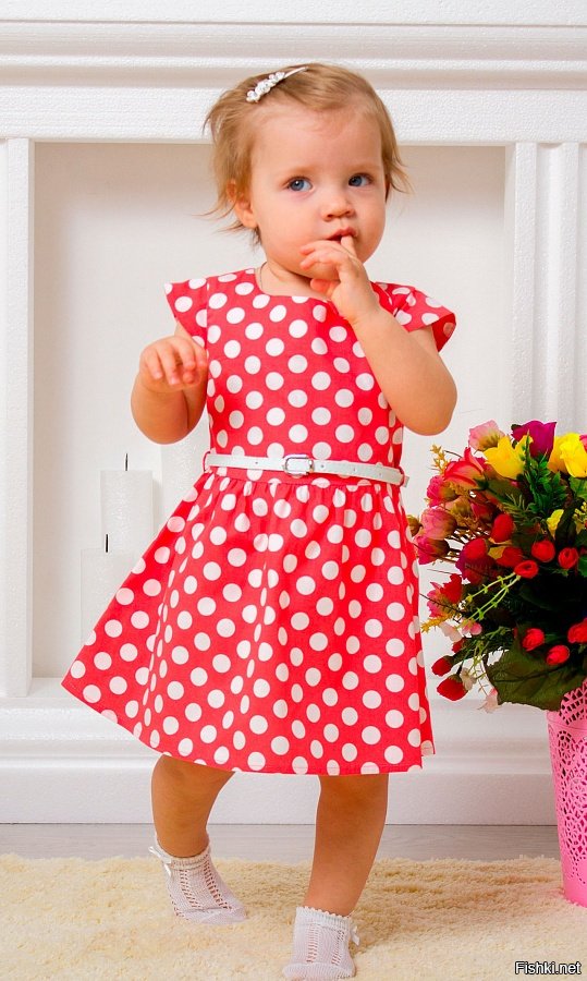 Маленькая девочка в платье в горошек